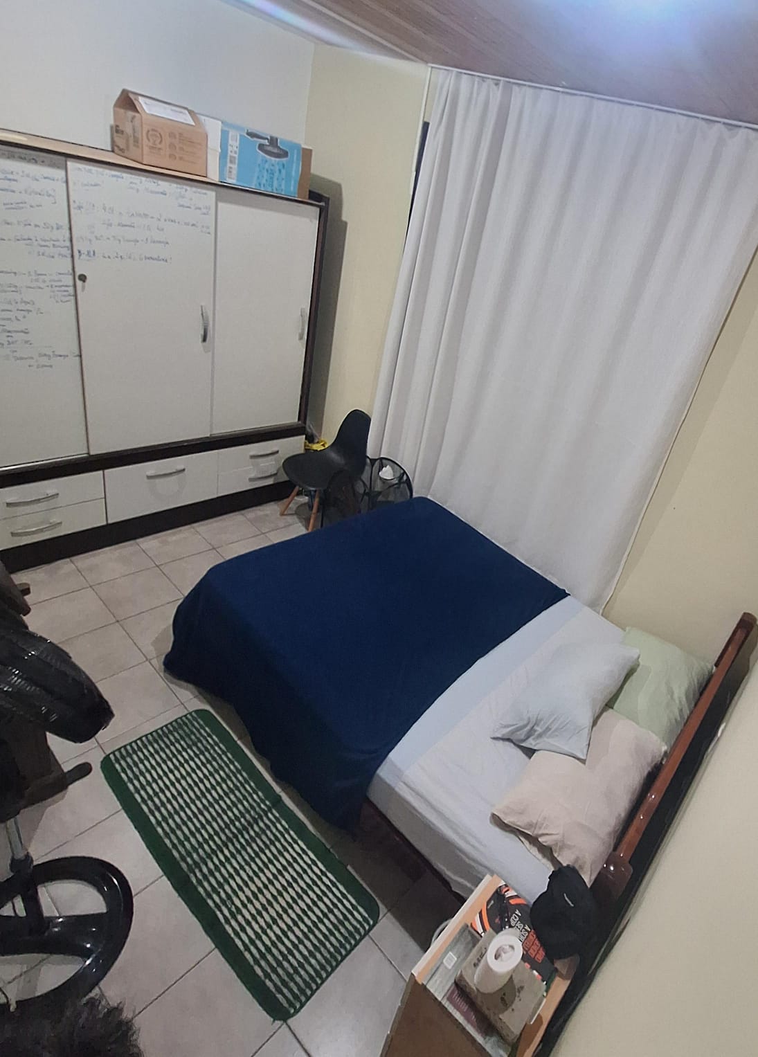 Quarto de casal com armário e cortina blackout